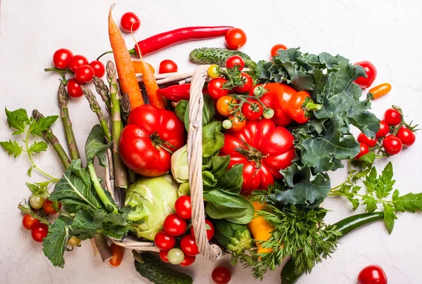 Корзина свежих овощей — стоковое фото