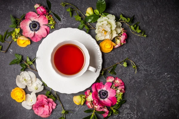 Çiçekler ve beyaz çay bardağı — Stok fotoğraf