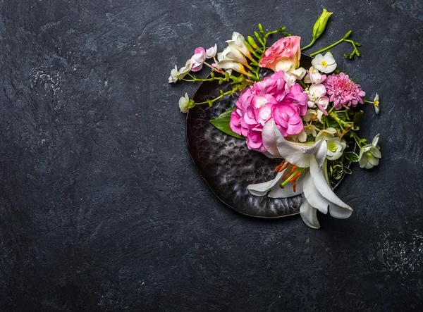 Siyah arkaplanda çiçekler