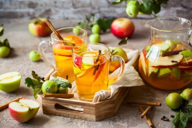 Elma ve narenciye sangria