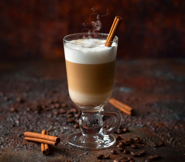 Café con leche en un vaso alto — Foto de Stock