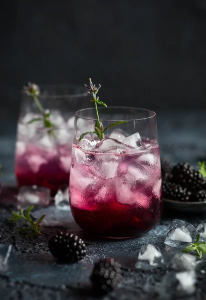 Limonada de amora-preta com lavanda — Fotografia de Stock