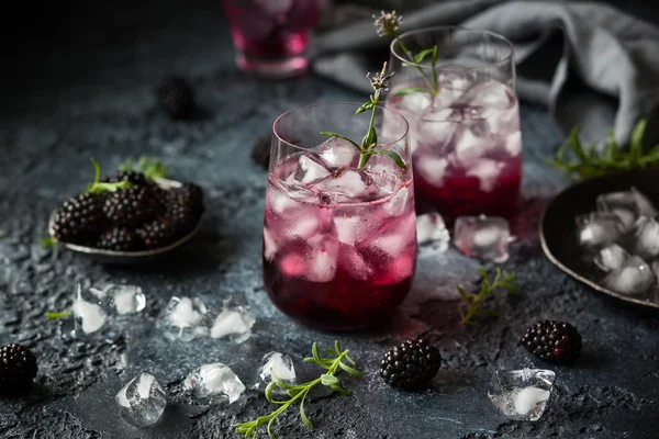 Limonada de amora-preta com lavanda — Fotografia de Stock