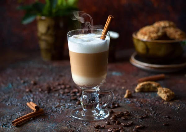 Café con leche en un vaso alto — Foto de Stock