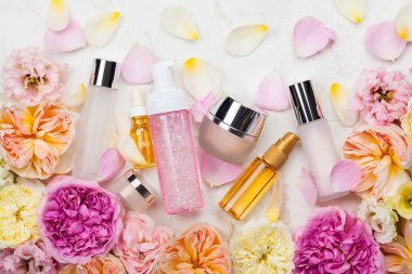 Kozmetik kümesi ve çiçekler