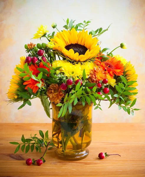 Herfst bloemen en bessen — Stockfoto