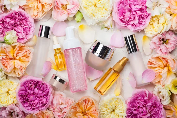 Ensemble cosmétique et fleurs — Photo