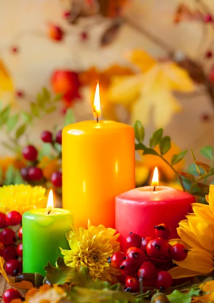 Queimando velas coloridas e flores — Fotografia de Stock