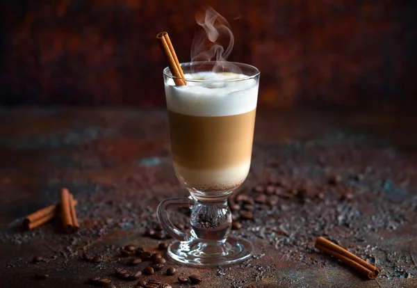 Café con leche en un vaso alto — Foto de Stock