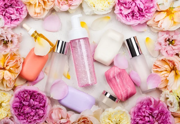 Cosmetic set and flowers — Stock Photo, Image