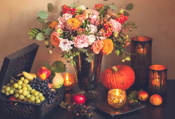 Hösten stilla liv med blommor — Stockfoto