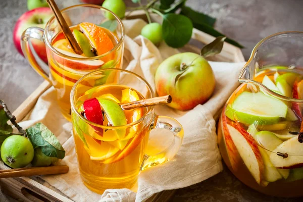 Sangria aux pommes et agrumes — Photo