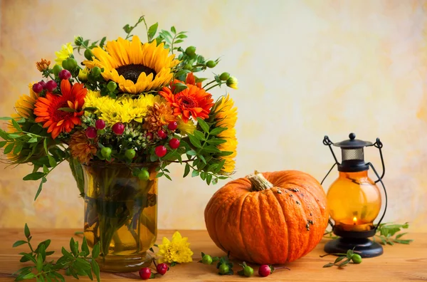 Herfst bloemen en pompoen — Stockfoto