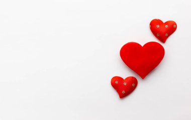 Kırmızı kalpli sevgililer günü konsepti. Düz yat, boşluğu kopyala