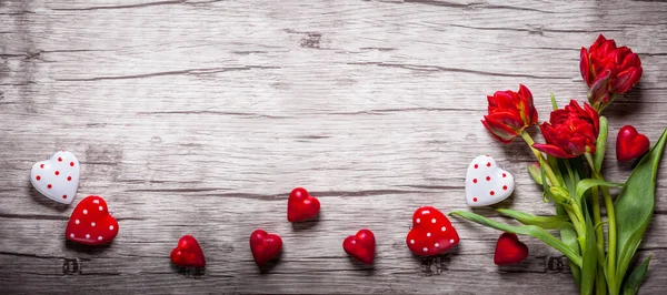 День Святого Валентина Фон Шоколадом Сердца Красные Тюльпаны — стоковое фото