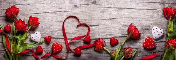 Sfondo San Valentino Con Cioccolatini Cuori Tulipani Rossi — Foto Stock