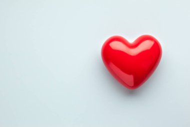 Açık mavi arkaplanda kırmızı kalpli sevgililer günü konsepti, üst görünüm, boşluğu kopyala.