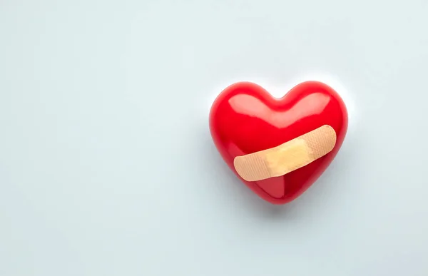 Красное Сердце Медицинскими Штукатурками Голубом Фоне Вид Сверху Пространство Копирования — стоковое фото