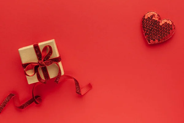 ギフトボックスと赤の背景に心を持つお祭りの組成 トップビュー コピースペース バレンタインデーのコンセプト — ストック写真