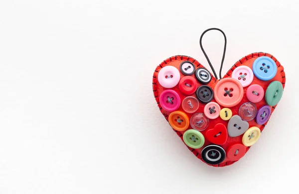 День Святого Валентина Концепция Красным Сердцем Разнообразные Кнопки Квартира Копировальное — стоковое фото