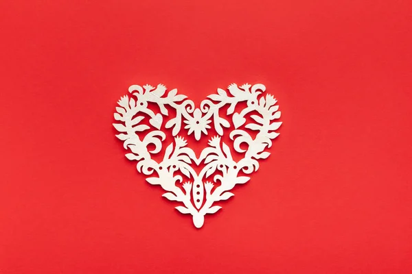 Святкова Композиція Відкритим Білим Серцем Червоному Тлі Верхній Вид Копія — стокове фото