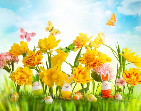 Festliche Dekoration Mit Ostereiern Hasen Und Schönen Frühlingsblumen Osterkonzept — Stockfoto