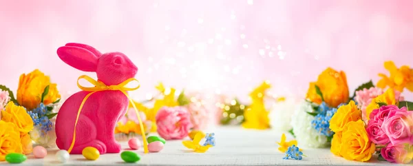 Decorazione Pasquale Con Uova Pasqua Conigli Colorati Fiori Primaverili Tavolo — Foto Stock