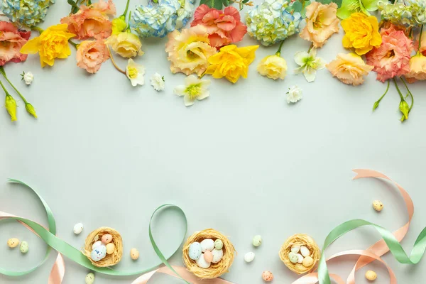 Glad Påsk Koncept Med Påskägg Och Vårblommor Påsk Bakgrund Med — Stockfoto