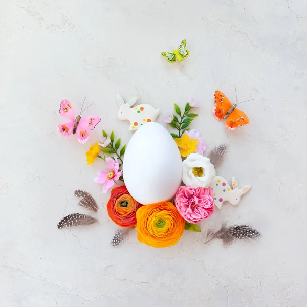 Kreatywna Koncepcja Wielkanocna Wykonana Białego Jaja Króliczka Motyla Wiosennych Kwiatów — Zdjęcie stockowe
