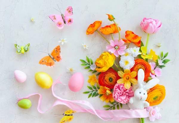 Праздничная Концепция Букет Весенних Цветов Пасхальные Яйца Кролик Бабочка Пастельном — стоковое фото