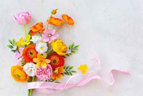 Concetto Vacanza Con Bouquet Fiori Primaverili Sfondo Vintage Pastello Composizione — Foto Stock