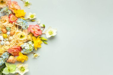 Yuvada Paskalya yumurtaları ve bahar çiçekleriyle mutlu Paskalya konsepti. Kopya alanı olan Paskalya arkaplanı. Düz yatıyordu.