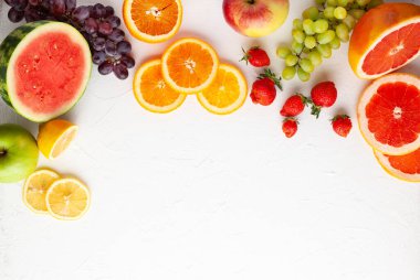 Beyaz arka planda çeşitli taze meyve ve meyveler. Temiz yemek, sağlıklı bir hayat. Üst görünüm.