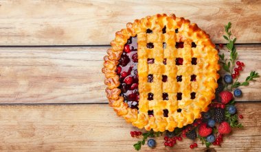 Kırsal ahşap arka planda fotokopi alanı olan ev yapımı yaz meyveli turtası. Üst görünüm.