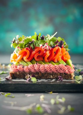 Füme somon, avokado, pancar humusu ve lahanalı gurme sandviç. Sağlıklı beslenme kavramı. Kutlama aperatifi.