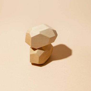 Geometrik dengeleyici tahta taşların bileşimi. Denge kavramı. Kopyalama alanı olan arkaplan.