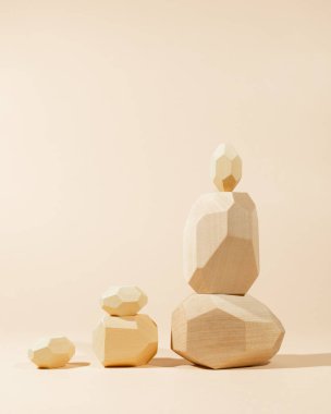 Geometrik dengeleyici tahta taşların bileşimi. Denge kavramı. Kopyalama alanı olan arkaplan.