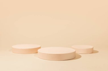 Ürün sunumu veya sergileri için geometrik podyum veya kaideye sahip soyut arkaplan. Pastel arkaplanda boş silindir podyumları.