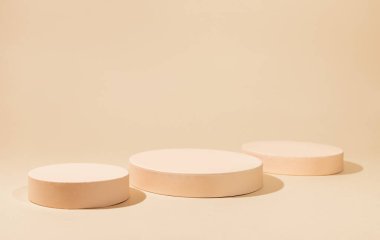 Ürün sunumu veya sergileri için geometrik podyum veya kaideye sahip soyut arkaplan. Pastel arkaplanda boş silindir podyumları.