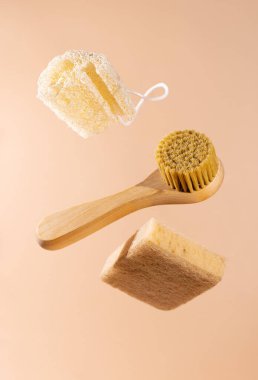 Doğal ahşap fırça, agave ve luffa süngerinden yapılmış sünger. Sıfır atık, doğal ev ürünü ve çevre temizliği kavramı.