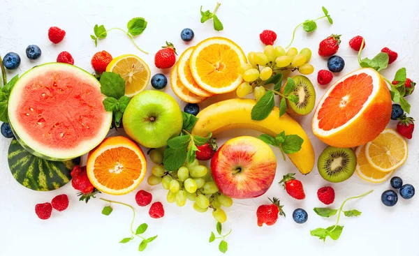 Frutas Frescas Sortidas Bagas Fundo Branco Comer Limpo Uma Vida — Fotografia de Stock