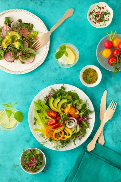 Olika Hälsosamma Sallader Färska Grönsaker Frukt Och Mikrogrönt Bordet Ren — Stockfoto