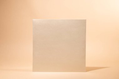 Kağıt levha ya da bej arka planda boş kart. Kopya alanı ile boş kağıt sayfası ile yaratıcı arkaplan.