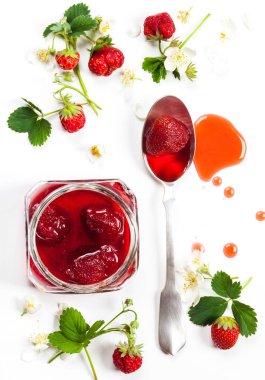 Çilek reçeli ve beyaz arka planda taze böğürtlen
