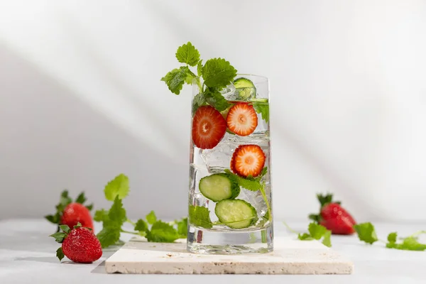 Bebida Desintoxicação Verão Morango Hortelã Pepino Água Refrescante Água Desintoxicada — Fotografia de Stock