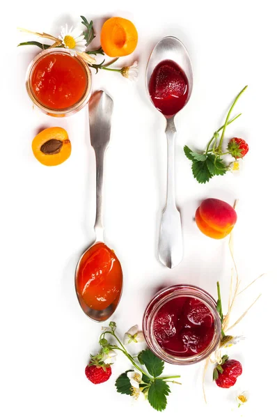 白を基調とした新鮮な果実を持つアプリコットとストロベリージャム — ストック写真