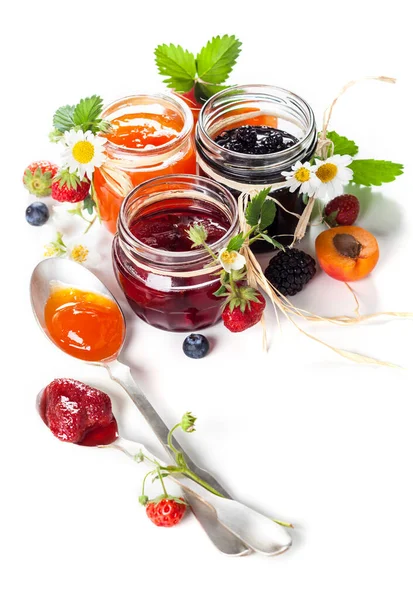 Confiture Abricots Mûres Fraises Sur Fond Blanc — Photo