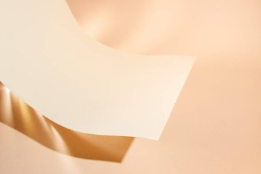 Kağıt podyum ile soyut yaratıcı arka plan. Marka ve ambalaj sunumu için hazırlan. Eğri şekilli bej renkli kağıdın alt kısmında ışık olan podyumu.