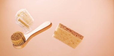 Doğal ahşap fırça, agave ve luffa süngerinden yapılmış sünger. Sıfır atık, doğal ev ürünü ve çevre temizliği kavramı.