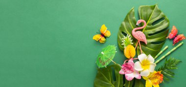 Egzotik tropikal yaz geçmişi. Yaz plajı partisi konsepti. Pembe flamingo, tropikal yapraklar, orkide çiçekleri ve yeşil arka planda diğer aksesuarlar. Düz yat, boşluğu kopyala.